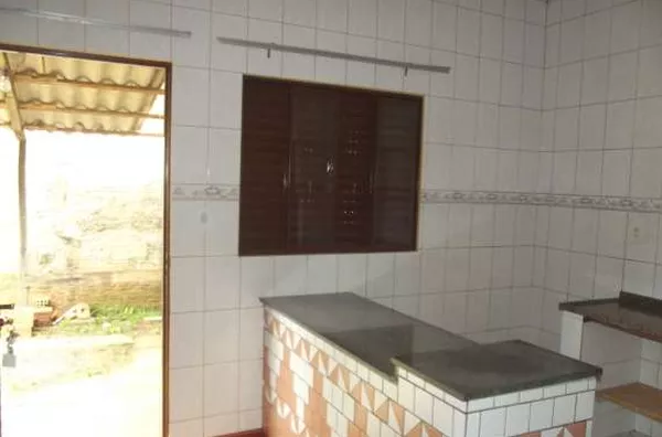 Casa em alvenaria contendo 02 quartos, 01 suíte, sala, cozinha, wc social e garagem coberta. - Foto 5
