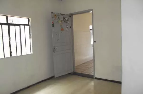 Subsolo em alvenaria contendo 03 quartos, sala, cozinha, banheiro, lavanderia, água em conjunto com morador de cima. Obs.: Proibido cachorros e estabelecimento comercial. - Foto 3