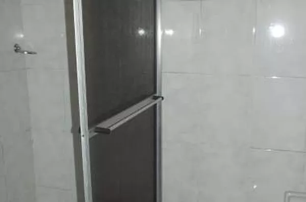 Subsolo em alvenaria contendo 03 quartos, sala, cozinha, banheiro, lavanderia, água em conjunto com morador de cima. Obs.: Proibido cachorros e estabelecimento comercial. - Foto 4