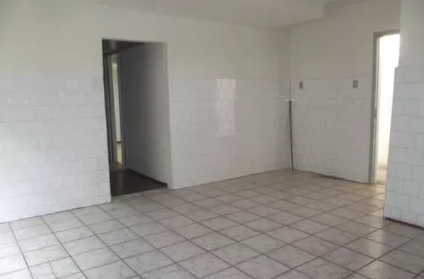Subsolo em alvenaria contendo 03 quartos, sala, cozinha, banheiro, lavanderia, água em conjunto com morador de cima. Obs.: Proibido cachorros e estabelecimento comercial. - Foto 5