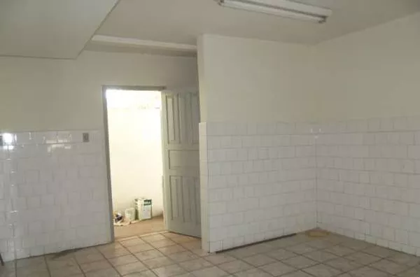 Subsolo em alvenaria contendo 03 quartos, sala, cozinha, banheiro, lavanderia, água em conjunto com morador de cima. Obs.: Proibido cachorros e estabelecimento comercial. - Foto 6