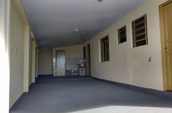 Casa em alvenaria contendo 02 quartos, sala para 02 ambientes, copa, cozinha, 02 wc's, lavanderia com varanda e garagem - Foto 4