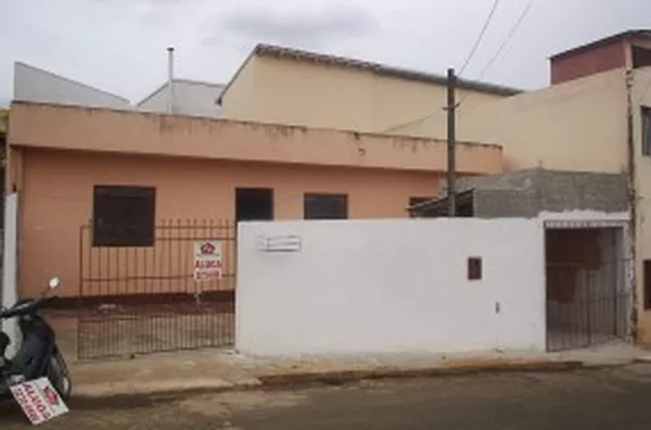 Casa em alvenaria contendo 03 quartos, sala, cozinha, wc, despensa e garagem p/ 01 carro. - Foto 1