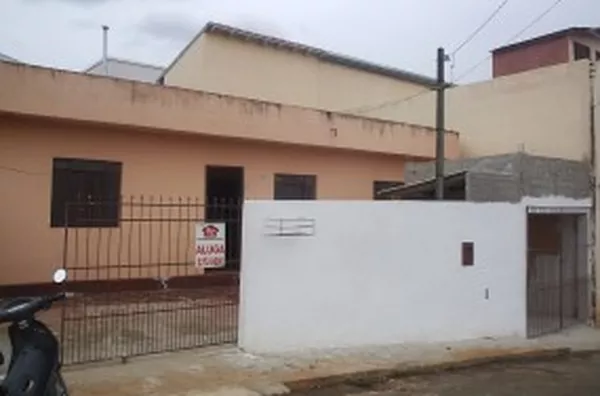 Casa em alvenaria contendo 03 quartos, sala, cozinha, wc, despensa e garagem p/ 01 carro. - Foto 2