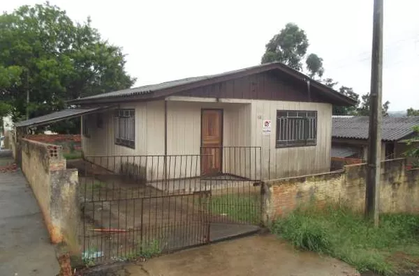 Casa de madeira contendo 03 quartos, sala, cozinha, wc e garagem. - Foto 1