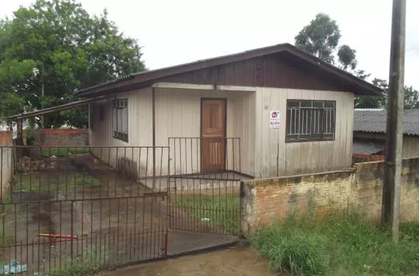 Casa de madeira contendo 03 quartos, sala, cozinha, wc e garagem. - Foto 2