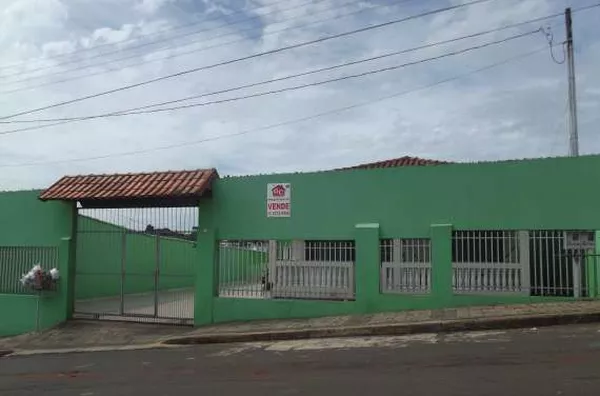 Casa em alvenaria contendo 04 quartos, 02 salas, 02 cozinhas, 03 wc's, área de serviço, garagem, espaço para + 4 carros e varanda. - Foto 1
