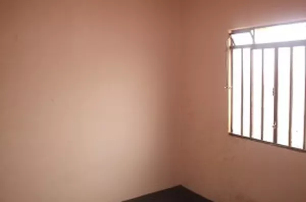 Casa em alvenaria contendo 03 quartos, sala, cozinha, wc, despensa e garagem p/ 01 carro. - Foto 5