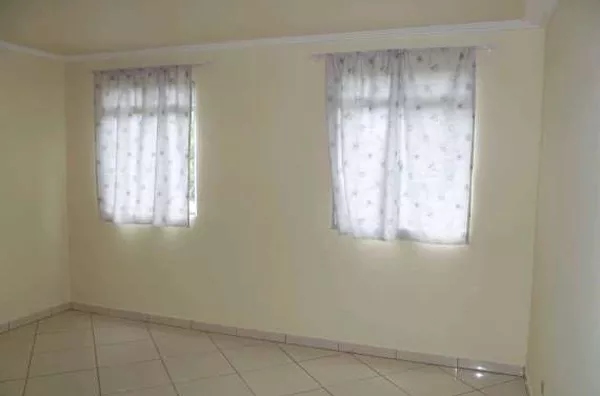 Apartamento contendo 03 quartos, sala, banheiro, cozinha e área de serviço.