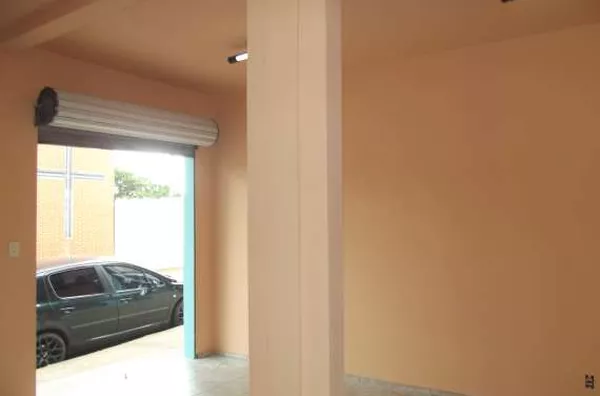 Sala comercial em alvenaria com 30,00 m² contendo um wc