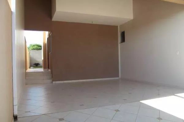 Sobarado em alvenaria, com 280,00 m², contendo 02 quartos, 01 suíte, 02 salas, copa, cozinha com 02 ambientes, 01 wc, 01 lavabo, lavanderia, área de serviço, varandas e garagem para 02 carros - Foto 2
