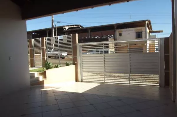 Sobarado em alvenaria, com 280,00 m², contendo 02 quartos, 01 suíte, 02 salas, copa, cozinha com 02 ambientes, 01 wc, 01 lavabo, lavanderia, área de serviço, varandas e garagem para 02 carros - Foto 3