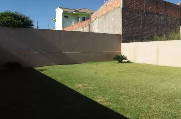 Sobarado em alvenaria, com 280,00 m², contendo 02 quartos, 01 suíte, 02 salas, copa, cozinha com 02 ambientes, 01 wc, 01 lavabo, lavanderia, área de serviço, varandas e garagem para 02 carros - Foto 4