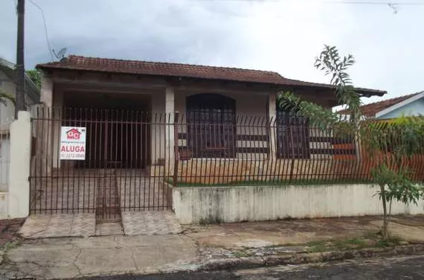 Casa em alvenaria com 170,00 m², contendo 05 quartos, sala, copa, cozinha planejada, 02 banheiros, churrasqueira, 02 áreas, quarto de despejo e garagem para 03 carros.  Obs. Imóvel com mobilia completa. - Foto 1