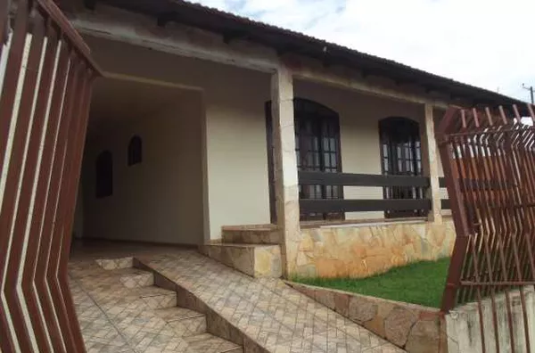 Casa em alvenaria com 170,00 m², contendo 05 quartos, sala, copa, cozinha planejada, 02 banheiros, churrasqueira, 02 áreas, quarto de despejo e garagem para 03 carros.  Obs. Imóvel com mobilia completa. - Foto 2