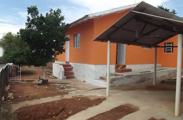 Casa em alvenaria contendo 03 quartos sendo 02 deles em conjunto, sala, cozinha, wc, area de serviço, quintal e cobertura para carro. - Foto 1