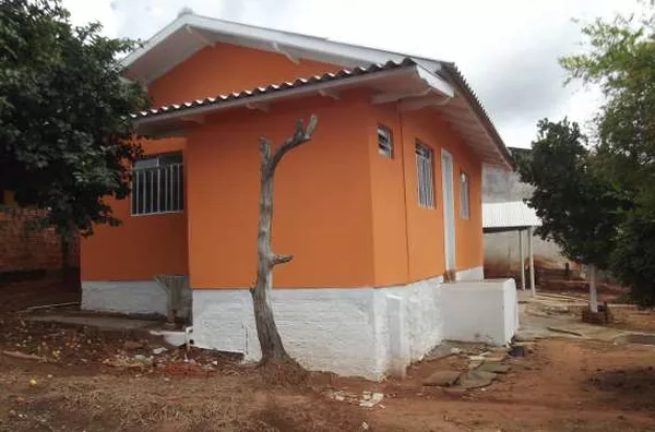 Casa em alvenaria contendo 03 quartos sendo 02 deles em conjunto, sala, cozinha, wc, area de serviço, quintal e cobertura para carro. - Foto 4