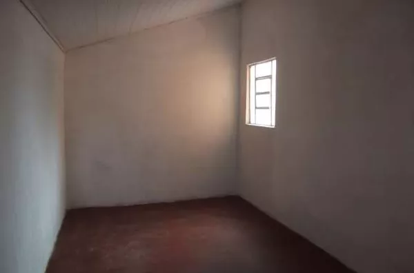 Casa em alvenaria contendo 03 quartos sendo 02 deles em conjunto, sala, cozinha, wc, area de serviço, quintal e cobertura para carro. - Foto 5