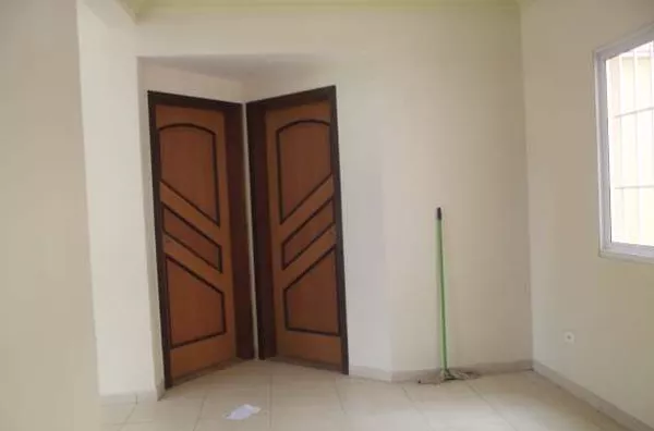 Apartamento mobiliado com 02 quartos, 01 suíte, sala, cozinha, wc social, varandas, lavanderia, 01 vaga na garagem. - Foto 2