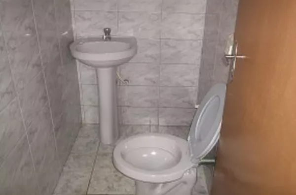 Sala Comercial em alvenaria c/ 01 wc interno, aprox. 90,00 m2. - Foto 4