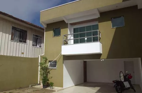 Sobrado em alvenaria contendo 02 quartos, 01 suíte com sacada, sala de tv, copa, cozinha, wc social, área de serviço, área de churrasqueira, garagem, estacionamento para mais 01 carro e portão eletrônico. - Foto 1