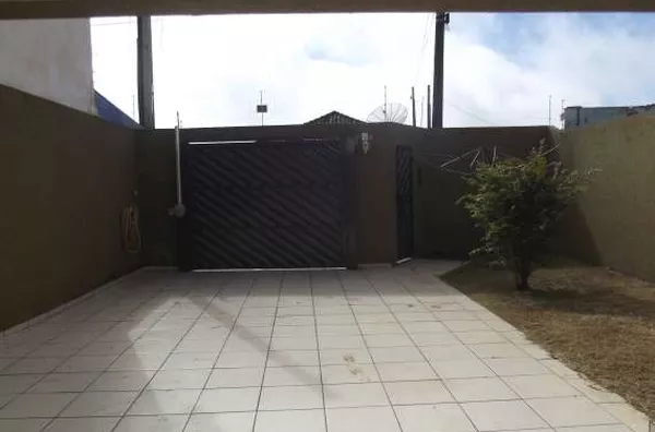 Sobrado em alvenaria contendo 02 quartos, 01 suíte com sacada, sala de tv, copa, cozinha, wc social, área de serviço, área de churrasqueira, garagem, estacionamento para mais 01 carro e portão eletrônico. - Foto 3