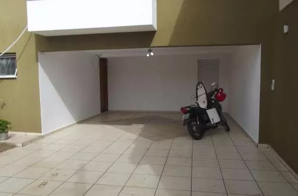Sobrado em alvenaria contendo 02 quartos, 01 suíte com sacada, sala de tv, copa, cozinha, wc social, área de serviço, área de churrasqueira, garagem, estacionamento para mais 01 carro e portão eletrônico. - Foto 4