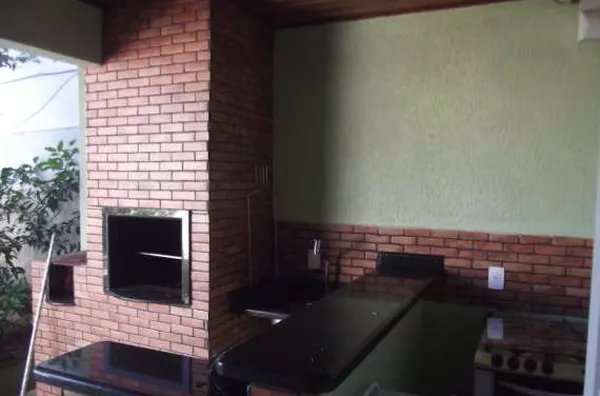Sobrado em alvenaria contendo 02 quartos, 01 suíte com sacada, sala de tv, copa, cozinha, wc social, área de serviço, área de churrasqueira, garagem, estacionamento para mais 01 carro e portão eletrônico. - Foto 5