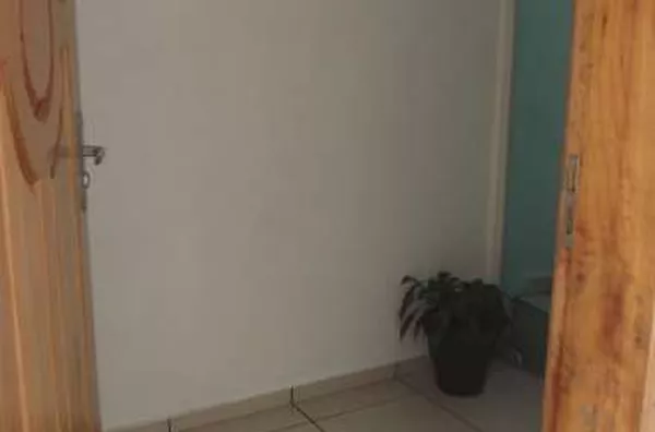 Sobrado em alvenaria contendo 02 quartos, 01 suíte com sacada, sala de tv, copa, cozinha, wc social, área de serviço, área de churrasqueira, garagem, estacionamento para mais 01 carro e portão eletrônico. - Foto 6