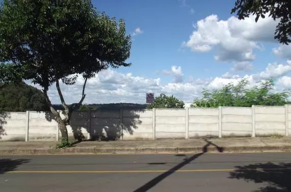 03 lotes de terreno medindo 490,00 m² cada um, sem benfeitorias.