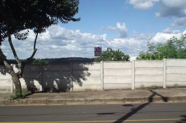 03 lotes de terreno medindo 490,00 m² cada um, sem benfeitorias.
