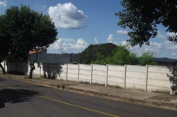 03 lotes de terreno medindo 490,00 m² cada um, sem benfeitorias.