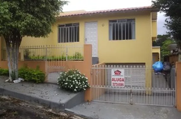 Casa em alvenaria contendo 03 quartos, sala, cozinha, wc e garagem. - Foto 1