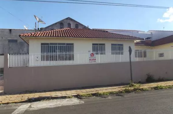 Casa em alvenaria, contendo sal, copa, cozinha, 03 quartos, wc social, área de serviço, área da churrasqueira com wc e garagem. - Foto 1