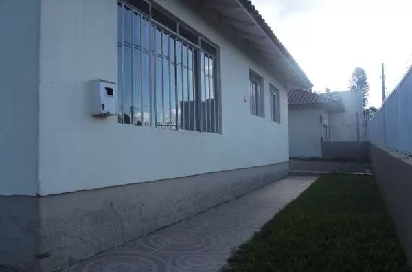Casa em alvenaria, contendo sal, copa, cozinha, 03 quartos, wc social, área de serviço, área da churrasqueira com wc e garagem. - Foto 2