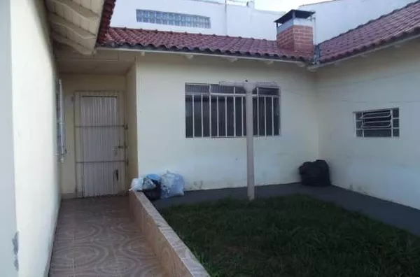 Casa em alvenaria, contendo sal, copa, cozinha, 03 quartos, wc social, área de serviço, área da churrasqueira com wc e garagem. - Foto 3