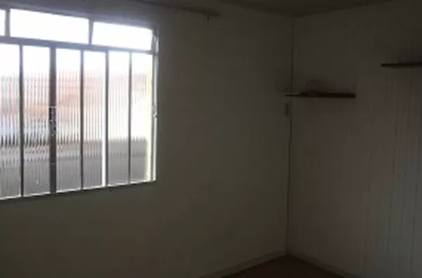 Casa em alvenaria contendo 03 quartos, sala, cozinha, wc e garagem. - Foto 6