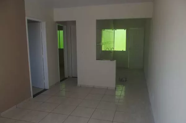 Casa em alvenaria, contendo 02 quartos, sala, cozinha, wc, área de serviço e entrada pra carro. - Foto 3