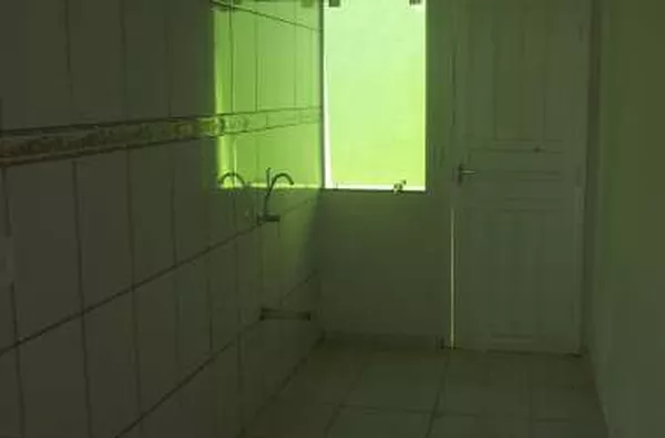 Casa em alvenaria, contendo 02 quartos, sala, cozinha, wc, área de serviço e entrada pra carro. - Foto 4