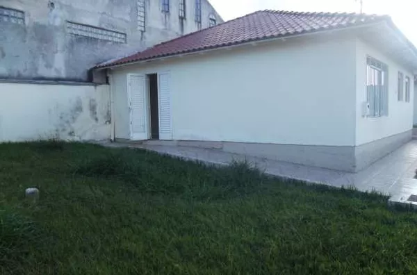 Casa em alvenaria, contendo sal, copa, cozinha, 03 quartos, wc social, área de serviço, área da churrasqueira com wc e garagem. - Foto 4