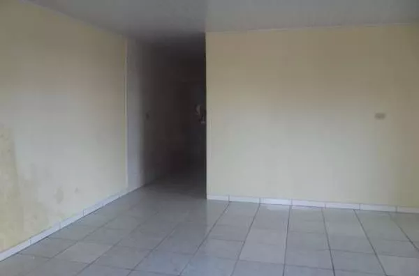 Casa em alvenaria, contendo sal, copa, cozinha, 03 quartos, wc social, área de serviço, área da churrasqueira com wc e garagem. - Foto 5