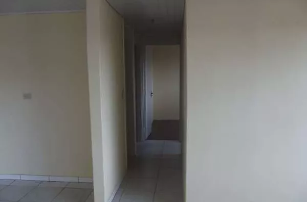 Casa em alvenaria, contendo sal, copa, cozinha, 03 quartos, wc social, área de serviço, área da churrasqueira com wc e garagem. - Foto 6