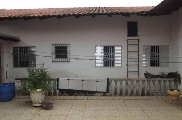 Casa em alvenaria contendo 02 quartos, 01 suite, 04 salas, coz/copa, wc social,  área de churrasqueira, lavanderia, edícula c/ 02 peças e wc, garagem p/ 02 carros + quarto de despejo. - Foto 4
