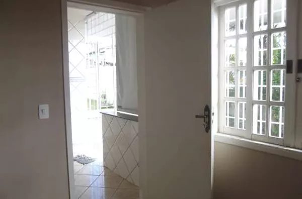 Sobrado em alvenaria contendo sala de visita, sala de jantar com jardim, cozinha planejada, suíte com closet, varanda e hidromassagem, 03 quartos (01 com varanda e móveis planejado), 01 wc social, área de serviço com quarto de empregada e garagem, cerca e - Foto 2