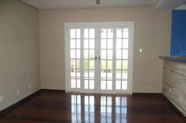 Sobrado em alvenaria contendo sala de visita, sala de jantar com jardim, cozinha planejada, suíte com closet, varanda e hidromassagem, 03 quartos (01 com varanda e móveis planejado), 01 wc social, área de serviço com quarto de empregada e garagem, cerca e - Foto 3