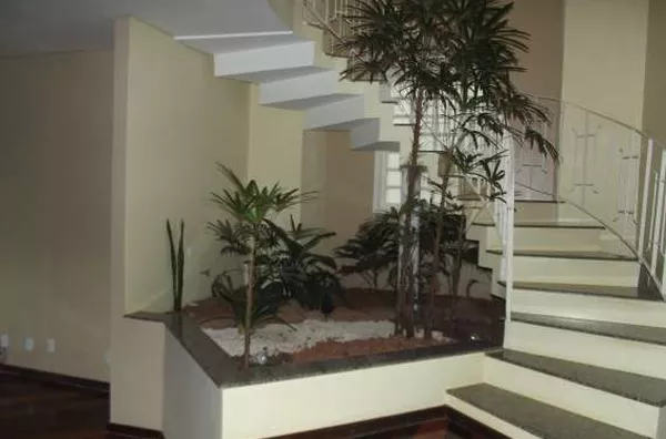 Sobrado em alvenaria contendo sala de visita, sala de jantar com jardim, cozinha planejada, suíte com closet, varanda e hidromassagem, 03 quartos (01 com varanda e móveis planejado), 01 wc social, área de serviço com quarto de empregada e garagem, cerca e - Foto 4