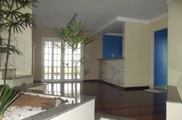 Sobrado em alvenaria contendo sala de visita, sala de jantar com jardim, cozinha planejada, suíte com closet, varanda e hidromassagem, 03 quartos (01 com varanda e móveis planejado), 01 wc social, área de serviço com quarto de empregada e garagem, cerca e - Foto 5