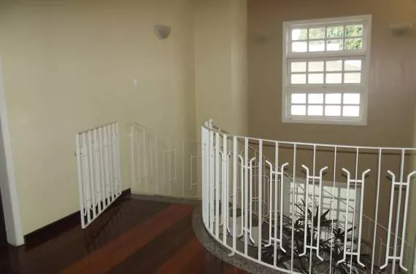 Sobrado em alvenaria contendo sala de visita, sala de jantar com jardim, cozinha planejada, suíte com closet, varanda e hidromassagem, 03 quartos (01 com varanda e móveis planejado), 01 wc social, área de serviço com quarto de empregada e garagem, cerca e - Foto 6
