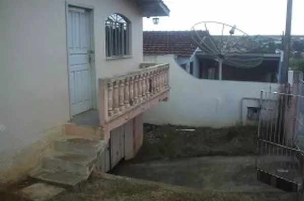 Casa em alvenaria, contendo 02 quartos, sala, cozinha, wc, área de serviço e garagem. - Foto 2