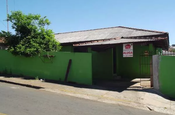 Casa residencial em alvenaria com +/- 100,00 m², contendo 3 quartos, sala, copa, cozinha, dispença, banheiro, lavanderia, garagem. - Foto 1
